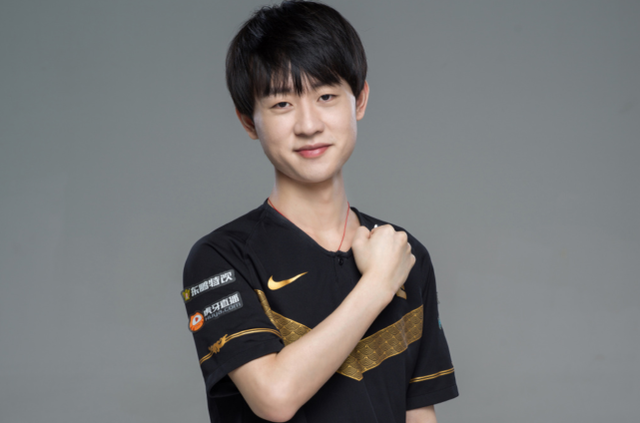 一方是由邱 一方是由邱